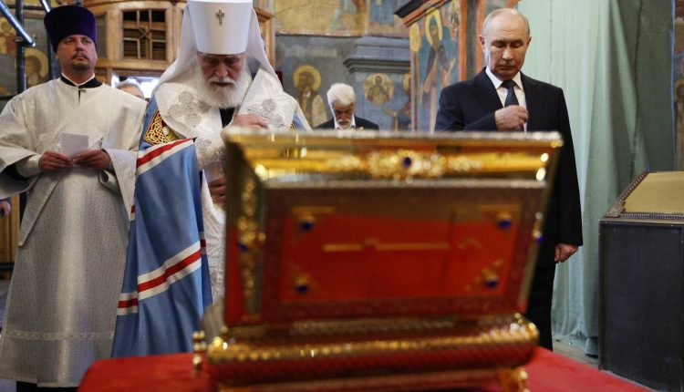 Η-προσευχή-του-Πούτιν-ενώπιον-των-Ιερών-Λειψάνων-του-Αγίου-Δημητρίου-Ντονσκόι