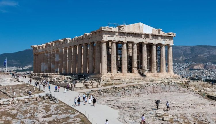 «Γιατί-είναι-ημιτελής;»-–-«Μια-στέγη-θα-ήταν-χρήσιμη!»:-Τα-πιο-εξωφρενικά-και-παράδοξα-σχόλια-τουριστών-για-την-Ακρόπολη