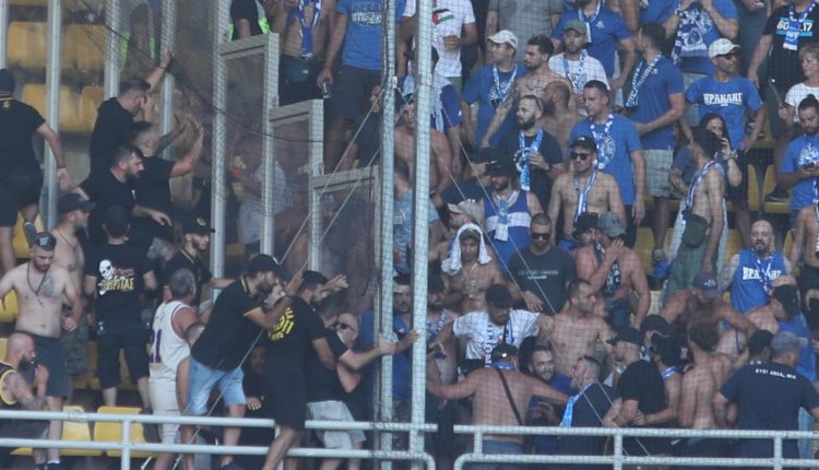 ΑΕΚ-–-Ηρακλής:-Ένταση-μεταξύ-των-οπαδών-των-δύο-ομάδων-στην-allwyn-arena