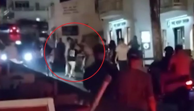 Τουρίστες-παίζουν-ξύλο-σε-μέση-του-δρόμου-στη-Χώρα-της-Μυκόνου-–-Δείτε-βίντεο