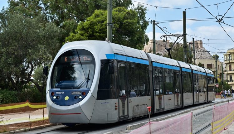 Αιματηρή-επίθεση-μέσα-στο-τραμ-στη-Βούλα:-Άνδρας-τραυμάτισε-επιβάτη-με-σπασμένο-μπουκάλι-μέσα-στον-συρμό-και-εξαφανίστηκε