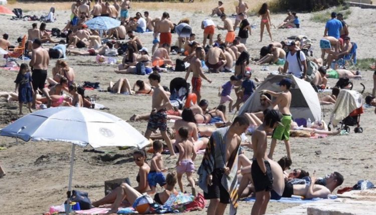 Επιμένει-ο-καύσωνας:-Πού-«χτύπησε»-40άρια-ο-υδράργυρος-–-Κοσμοσυρροή-στις-παραλίες-–-Δείτε-βίντεο