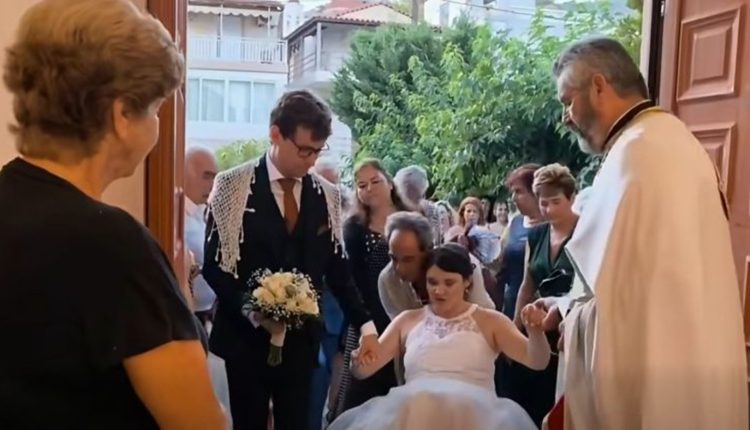 Η-συγκινητική-υποδοχή-του-ιερέα-στη-νύφη-που-φτάνει-με-αμαξίδιο-στον-γάμο-της:-Την-υποδέχθηκε-με-μαντινάδα-–-Δείτε-βίντεο