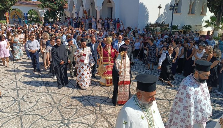Πλήθος-κόσμου-στην-Απόδοση-της-Κοιμήσεως-της-Θεοτόκου-στη-Ρόδο