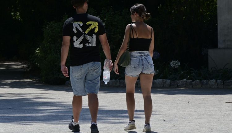 Σαραντάρια-και-ασφυκτική-ζέστη-στη-χώρα-με-τον-καύσωνα-να-χτυπά-«κόκκινο»-–-Δείτε-το-βίντεο