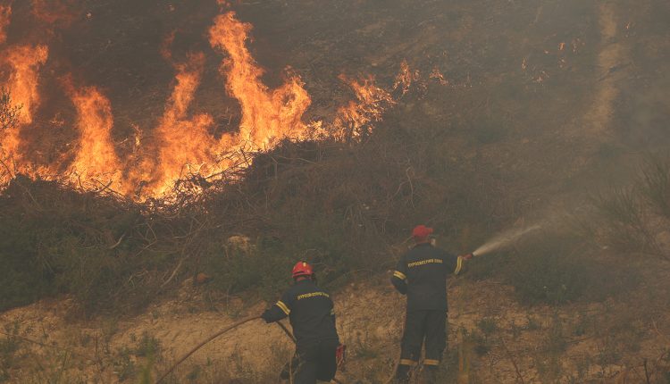 Φωτιά-τώρα-στη-Βοιωτία:-Μήνυμα-του-112-στους-κατοίκους-σε-Άγιος-Βλάσιο-και-Τσουκαλάδες