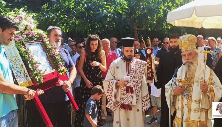 Πλήθος-προσκυνητών-στην-πανήγυρη-της-Ιεράς-Μονής-Ζερμπίτσης