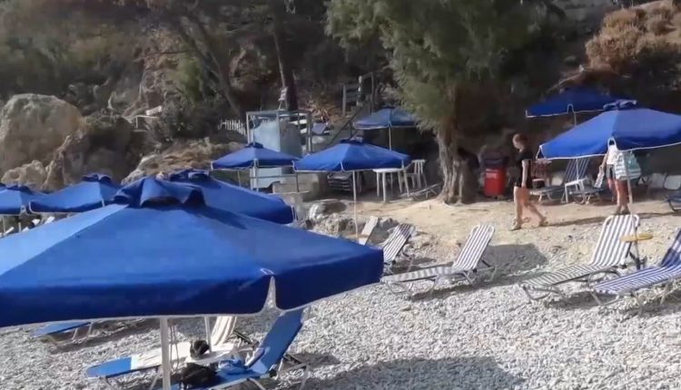 Ρόδος:-Για-400-ευρώ-μπήκαν-ξαπλώστρες-στην-παραλία-που-γυρίστηκαν-«Τα-Κανόνια-του-Ναβαρόνε»-–-Ήθελε-να-την-αγοράσει-ο-Άντονι-Κουίν
