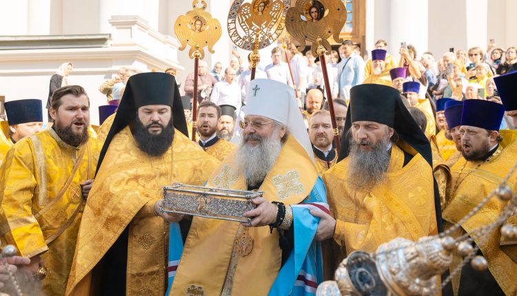 Η-αναχώρηση-της-δεξιάς-χειρός-του-Αγίου-Σπυρίδωνα-από-το-Καζάν