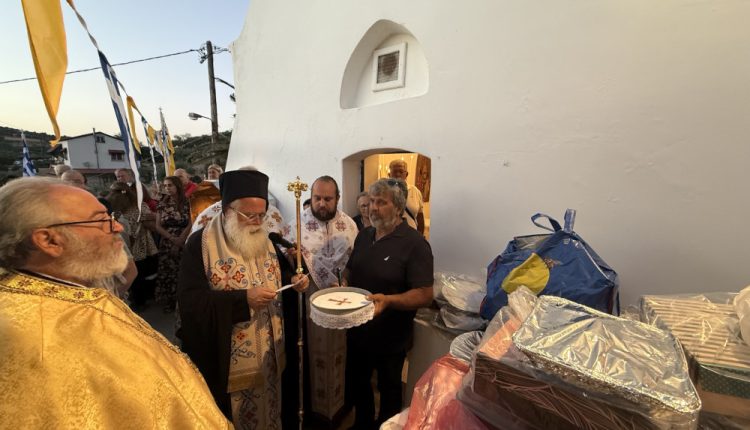 Ο-Μητροπολίτης-Ιεραπύτνης-στον-πανηγυρίζοντα-Ιερό-Ναό-Αγίου-Φανουρίου-της-Ενορίας-Παπαγιαννάδων