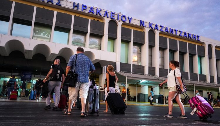 Ρεκόρ-από-την-πρώτη-μέρα-του-Αυγούστου-στο-αεροδρόμιο-«Νίκος-Καζαντζάκης»-του-Ηρακλείου-–-Πάνω-από-10-εκατ.-επιβάτες-και-φέτος