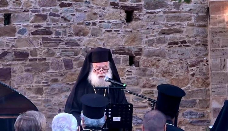 Η-συγκίνηση-του-Πατριάρχη-Αλεξανδρείας-στη-Χίο:-«Μία-αγκαλιά,-μία-αγάπη,-μία-ελπίδα»