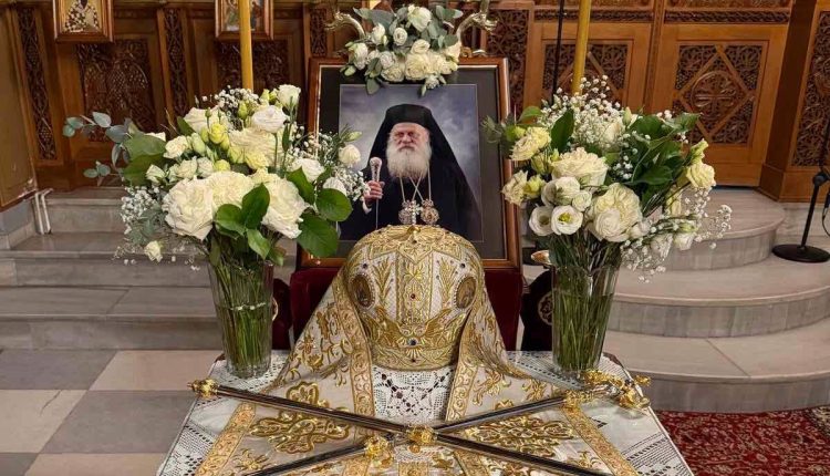 Εξάμηνο-μνημόσυνο-του-Μητροπολίτου-πρ.-Θήρας-κυρού-Επιφανίου-στη-Σαντορίνη