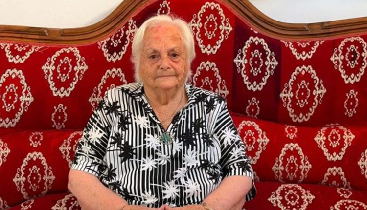 Η-90χρονη-Στάμω-Σκλαβουνάκη-σχεδιάζει-το-μέλλον-της-κεφαλονίτικης-δαντέλας-–-Αναζητά-τους-συνεχιστές-της