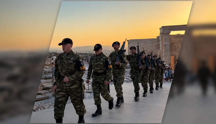 Ακρόπολη:-Αντιδράσεις-για-το-ασυντόνιστο-στρατιωτικό-άγημα-στην-υποστολή-σημαίας-–-«Στο-νηπιαγωγείο-καλύτερο-βήμα-κάναμε»