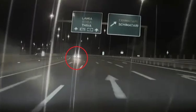Αυτοκίνητο-κινείται-ανάποδα-στην-Εθνική-Οδό-στο-ύψος-του-Σχημαρίου-–-Δείτε-βίντεο