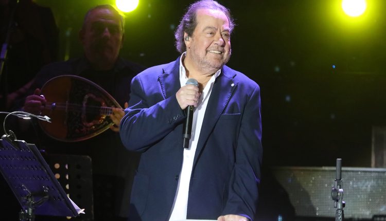 Γιάννης-Πάριος:-«Ναι,-μεγάλωσε-αλλά-θα-τον-γράψει-η-ιστορία,-εσάς;»-–-Ξέσπασε-συνεργάτης-του-μετά-από-επικριτικά-σχόλια-για-τον-καλλιτέχνη