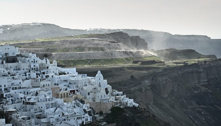 Γυναίκα-έπεσε-σε-δύσβατο-σημείο-στο-Ημεροβίγλι-κατά-τη-διάρκεια-πεζοπορίας-–-Ανασύρθηκε-τραυματισμένη-από-πυροσβέστες