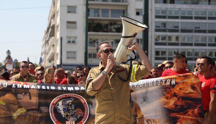 Στους-δρόμους-οι-εποχικοί-πυροσβέστες-–-«Ήρθε-η-ώρα-να-βγάλουμε-τα-μπεζ,-οι-καταστροφές-δεν-είναι-εποχικές»