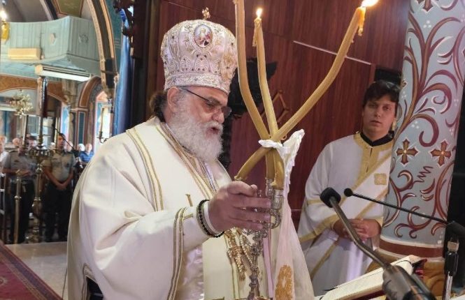 Ο-Μητροπολίτης-Ταμασού-στον-Ιερό-Ναό-Παναγίας-Καθολικής,-στην-κοινότητα-Ψιμολόφου