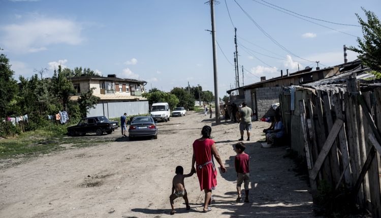 «Στοχοποιεί-τους-Ρομά-–-Είναι-ρατσιστικό-100%»:-Αντιδράσεις-μετά-τις-δηλώσεις-Χρυσοχοΐδη-για-τις-τηλεφωνικές-απάτες