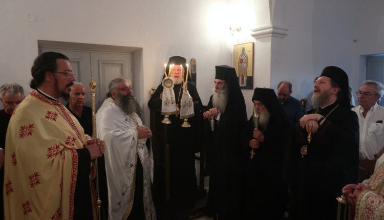 Τρισαρχιερατικός-Εσπερινός-στον-Ιερό-Ναό-Αγίας-Αθηνάς-στο-Ακρωτήρι-Σαντορίνης