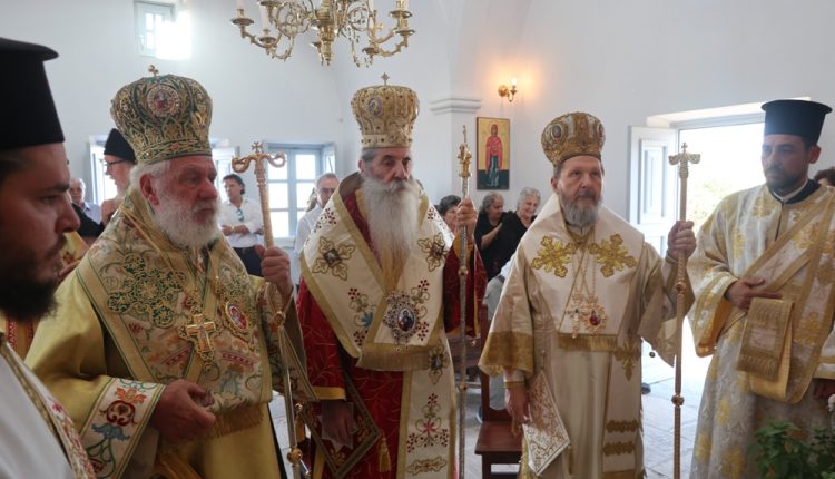 Τρισαρχιερατική-Θεία-Λειτουργία-στον-Ιερό-Ναό-της-Αγίας-Αθηνάς,-στο-Ακρωτήρι-της-Θήρας