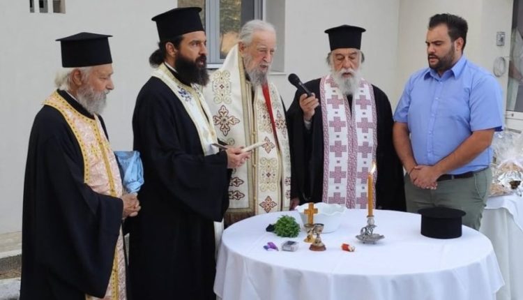 Αγιασμό-στο-νέο-ασθενοφόρο-του-Νοσοκομείου-Κύμης-τέλεσε-ο-Μητροπολίτης-Καρυστίας