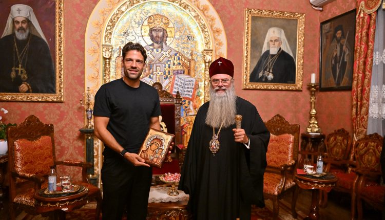 Συνάντηση-Μητροπολίτη-Φιλιππουπόλεως-με-τον-δημοφιλή-τραγουδιστή-Κωνσταντίνο-Αργυρό