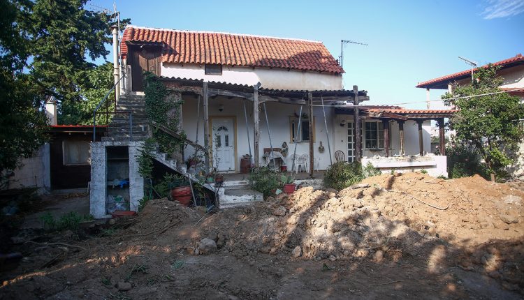 Θρίλερ-στον-Μαραθώνα:-Έσκαψαν-όλο-τον-κήπο-και-δεν-βρήκαν-τη-σορό-της-γυναίκας-–-Την-έθαψε-η-κόρη-της-πριν-10-χρόνια-για-να-παίρνει-τη-σύνταξη