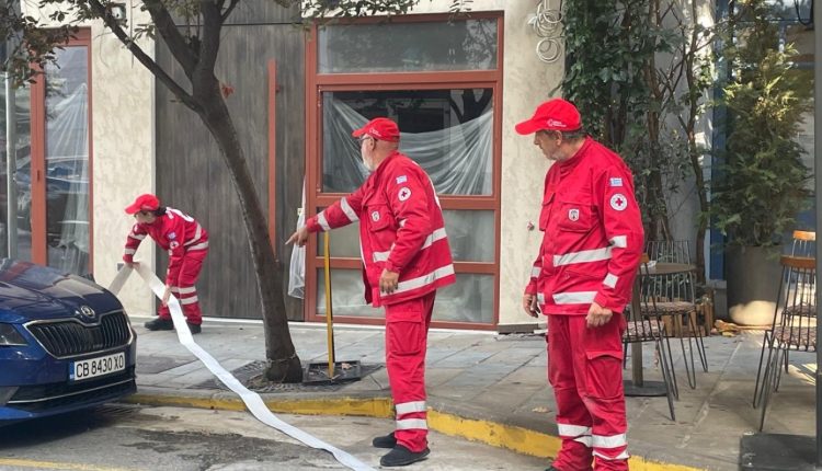 Θεσσαλονίκη-στη-δίνη-της-κακοκαιρίας:-Οι-εθελοντές-του-Ερυθρού-Σταυρού-στη-μάχη-με-τα-νερά