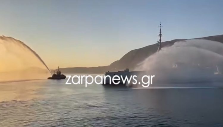 Στη-Σούδα-έφτασε-η-φρεγάτα-«Κίμων»-–-Η-εντυπωσιακή-υποδοχή-με-αψίδες-νερού