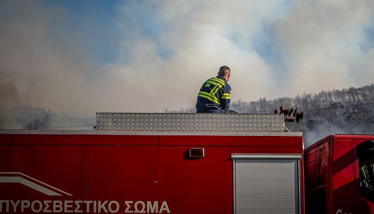 Φωτιά-στην-Ανάβυσσο:-Ξεκίνησε-από-αυτοκίνητο-και-επεκτάθηκε-σε-χαμηλή-βλάστηση