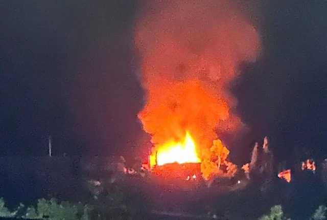 Μεγάλη-φωτιά-στην-achaia-clauss-–-Εκρήξεις-από-φλεγόμενο-κτίριο-–-Αγωνία-για-τις-ζημιές-στην-ιστορική-οινοποιία-της-Πάτρας