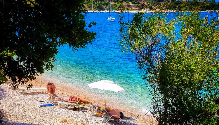 Καιρός:-Επιμένει-το-καλοκαίρι-με-36άρια-και-ισχυρά-μελτέμια-–-Τι-αναμένεται-σε-Αθήνα-και-Θεσσαλονίκη