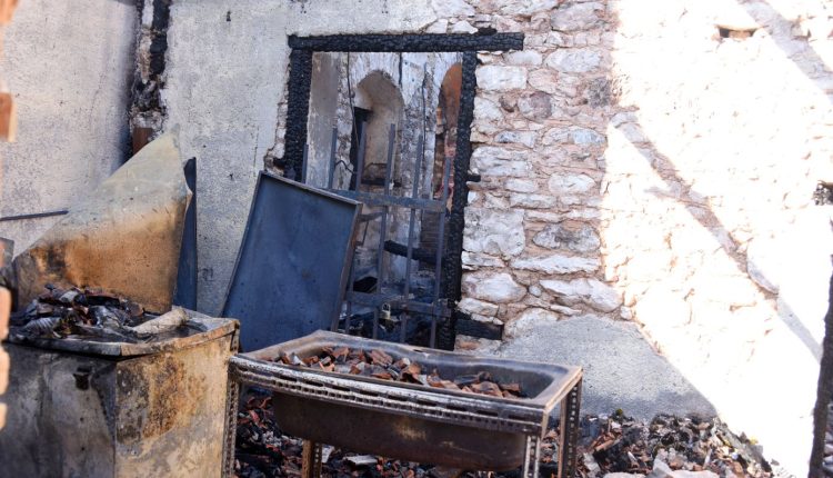 «achaia-clauss»:-Η-εικόνα-της-καταστροφής-από-τη-φωτιά-στο-εμβληματικό-οινοποιείο-της-Πάτρας-–-Ματαιώθηκε-ο-«Ανοιχτός-Τρύγος»