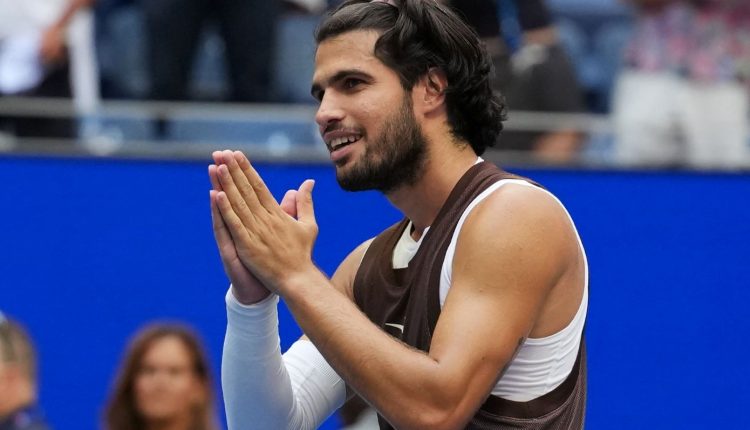 Ο-Αλκαράθ-«χάλασε»-την-ηρεμία-του-us-open-όταν-έβγαλε-την-μπλούζα-του-–-Απίθανες-αντιδράσεις-από-το-κοινό