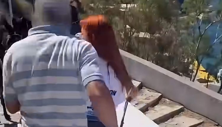 Ακτιβίστριες-δέχτηκαν-επίθεση-στη-Σαντορίνη-–-Διαμαρτύρονταν-για-τη-χρήση-γαϊδουριών-στη-μεταφορά-τουριστών-–-Δείτε-βίντεο