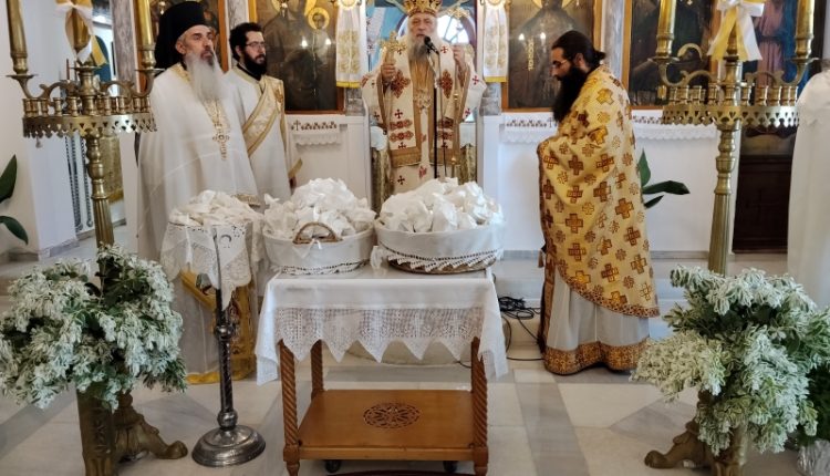 Ο-Μητροπολίτης-Παροναξίας-στον-πανηγυρίζοντα-Ιερό-Ναό-Τιμίου-Προδρόμου-στον-Απόλλωνα-της-Νάξου