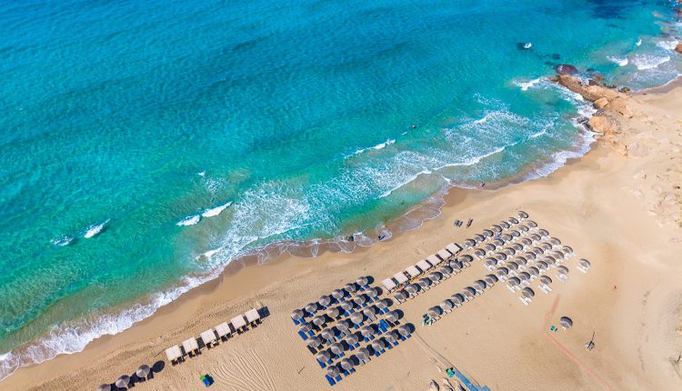 Η-τουριστική-σεζόν-«τραβάει»-έως-τις-20-Οκτωβρίου-στην-Κρήτη-με-υψηλές-πληρότητες-και-1,67-εκατ.-διαθέσιμες-αεροπορικές-θέσεις