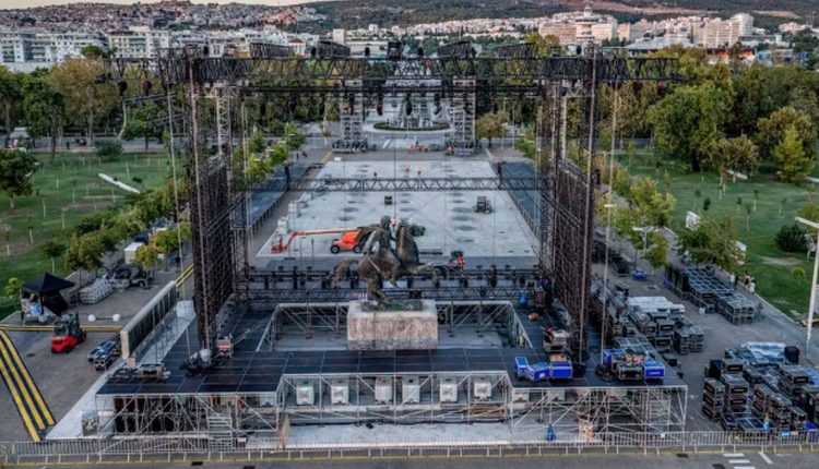 Αντώνης-Ρέμος:-Αντιδράσεις-για-τη-σκηνή-της-συναυλίας-μπροστά-από-το-άγαλμα-του-Μεγάλου-Αλεξάνδρου