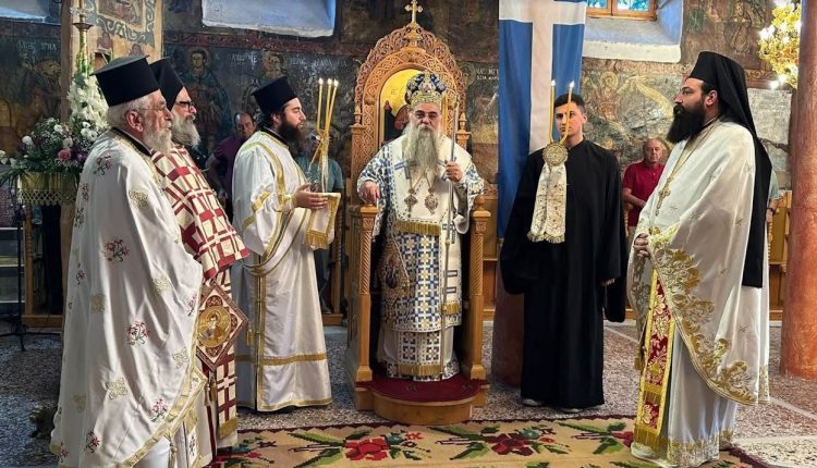 Αρχιερατική-Θεία-Λειτουργία-στον-ιστορικό-ναό-της-Επισκοπής-Ναούσης