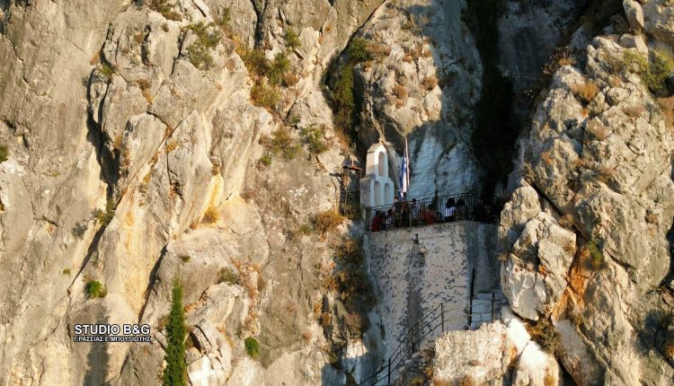 ΝΑΥΠΛΙΟ:-Εορτάζει-το-εκκλησάκι-της-Παναγίας-που-βρίσκεται-στα-απόκρημνα-βράχια-της-Καραθώνας-(ΒΙΝΤΕΟ)