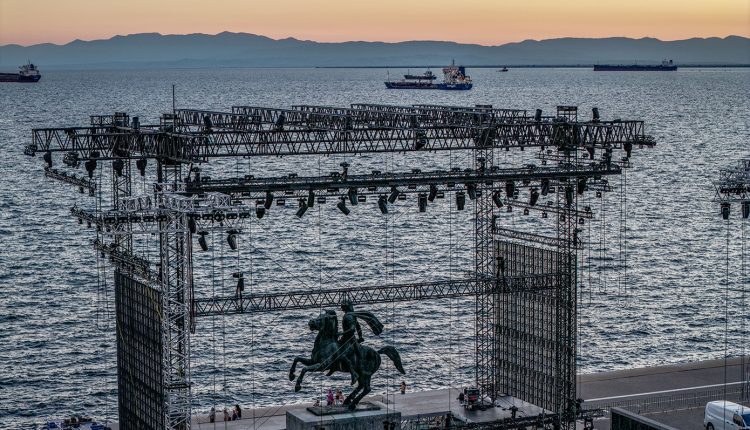 Η-συναυλία-του-Αντώνη-Ρέμου,-το-άγαλμα-του-Μεγάλου-Αλεξάνδρου-και-πολύ-φασαρία-για-το-τίποτα