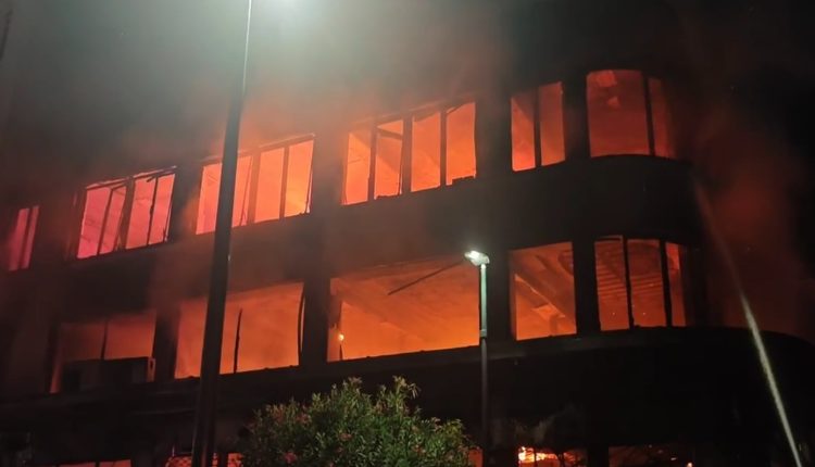 Μεγάλη-πυρκαγιά-στον-Πειραιά-–-Παραδόθηκε-στις-φλόγες-επαγγελματικό-κτίριο