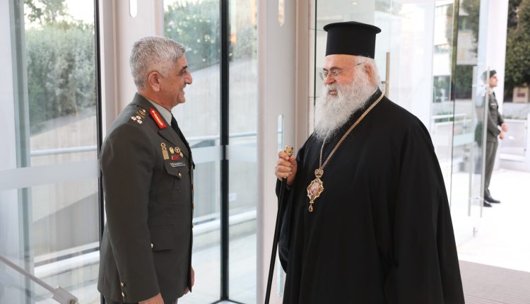 Ο-Αρχιεπίσκοπος-Κύπρου-στην-επίσημη-τελετή-εορτασμού-Ημέρας-Ενόπλων-Δυνάμεων
