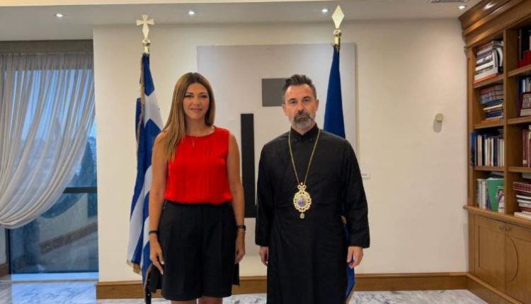 Ο-Μητροπολίτης-Ιρλανδίας-Ιάκωβος-στην-Υπουργό-Παιδείας,-Σοφία-Ζαχαράκη