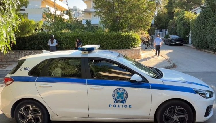 Γιώργος-Μαζωνάκης:-Αστυνομικοί-έξω-από-το-σπίτι-του-στη-Βούλα,-πολίτες-άφησαν-λουλούδια-–-Πού-επικεντρώνεται-η-έρευνα-της-ΕΛΑΣ.