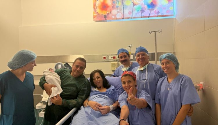 Κρυοσυντήρηση-εμβρύου-για-22-χρόνια:-Γέννησε-στα-54-της-υγιές-κοριτσάκι-–-Μια-ξεχωριστή-ιστορία-ζωής
