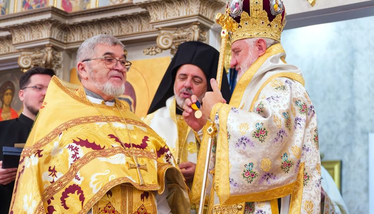 Μπρούκλιν:-Ο-Αρχιεπίσκοπος-Ελπιδοφόρος-απένειμε-στον-π.-Ολεξάντρ-Μπέλια-το-Μετάλλιο-του-Αγίου-Παύλου